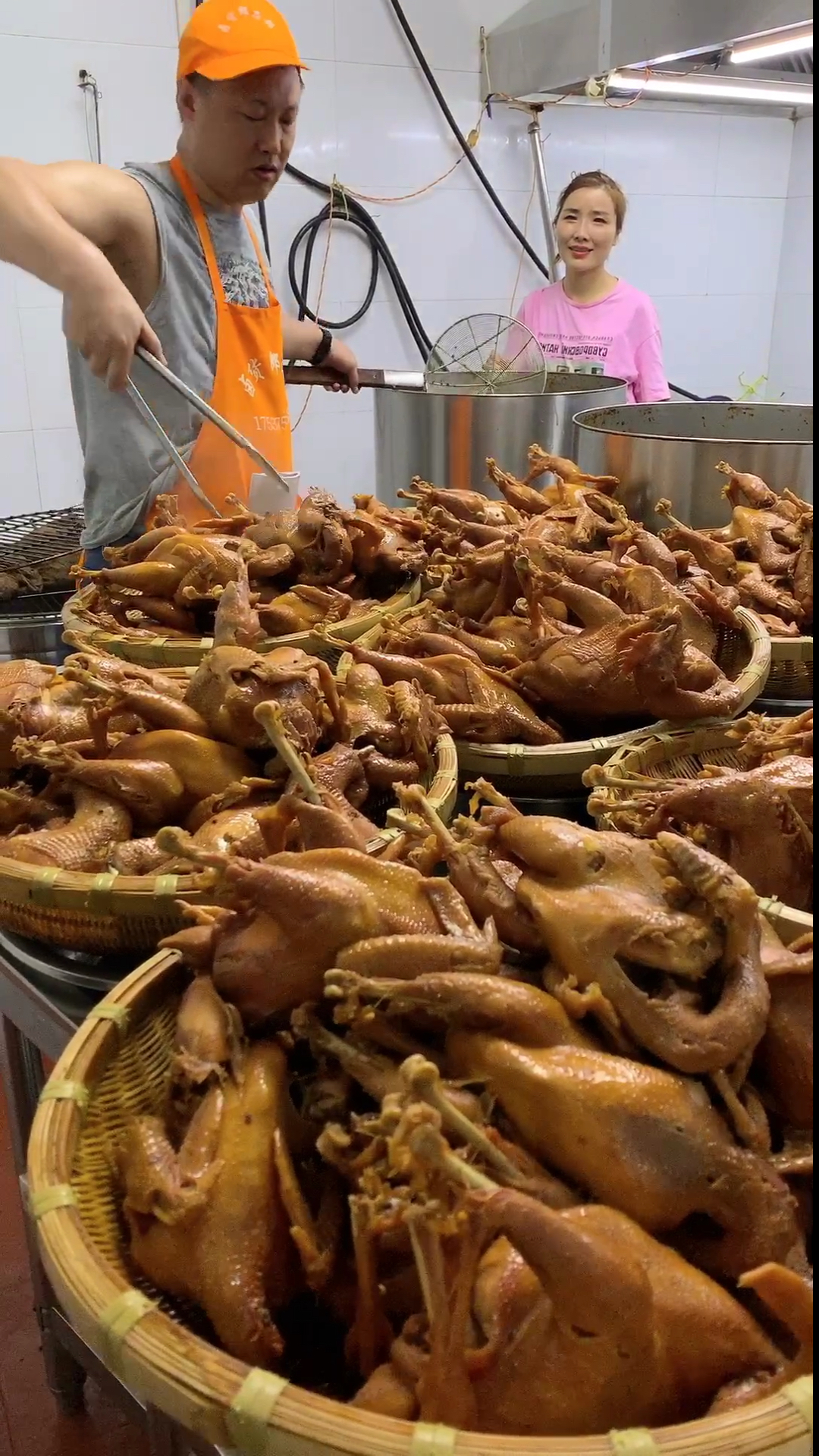 河南平顶山小老妹不得了,小小卤肉店干出了大名堂,提起她家烧鸡无人不知无人不晓