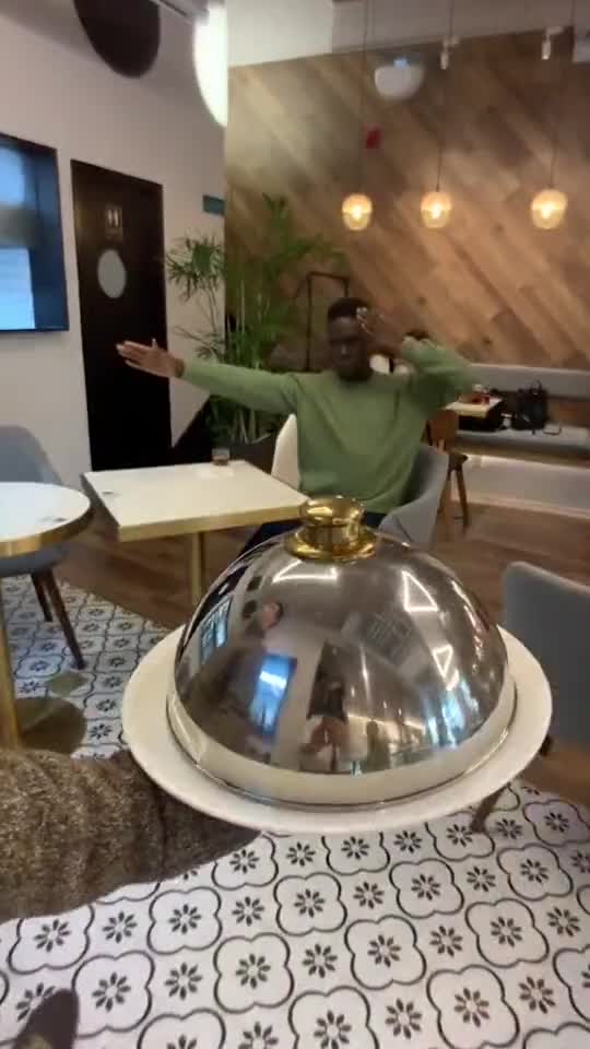 搞笑歪果仁儿,外国人吃鸭子的喉管,一开始是拒绝的,后来真香!