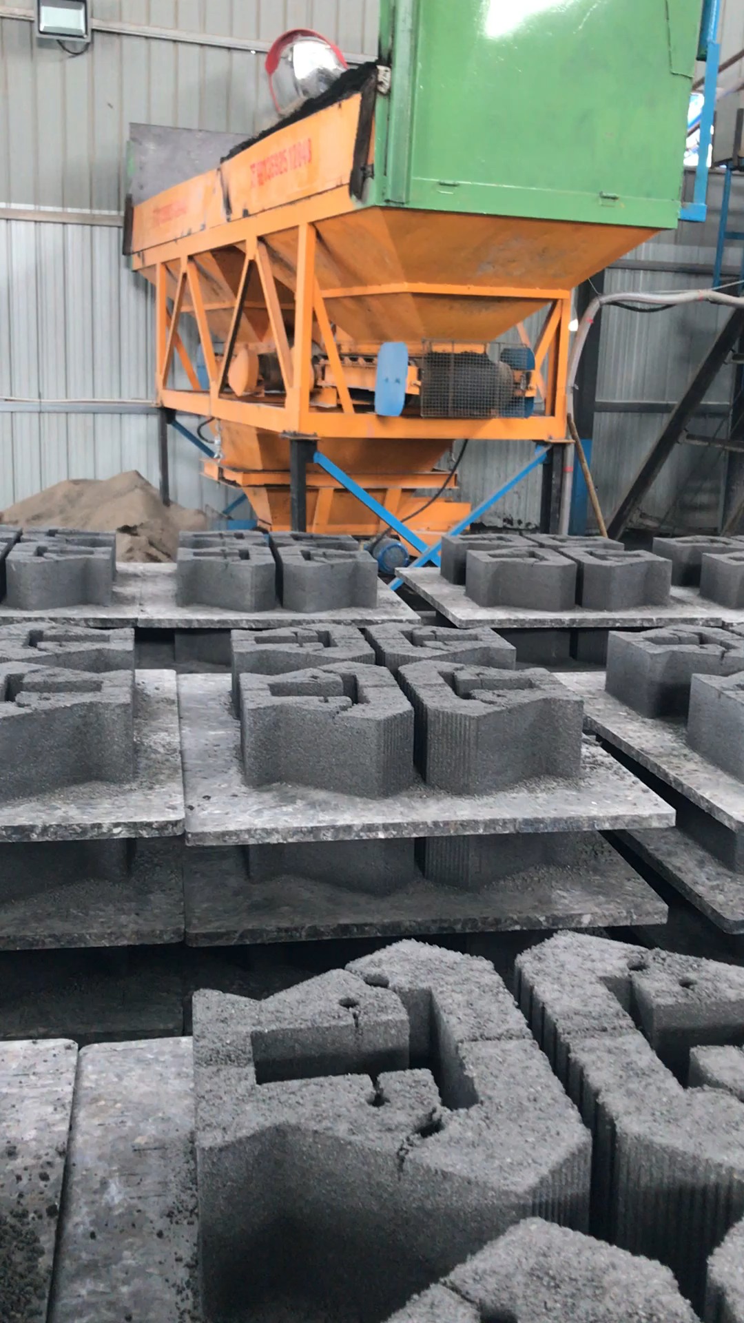 多功能混凝土水泥鱼巢砖机 福建自嵌式植生型挡土块砖机. 多功能免烧砖机 一机多用