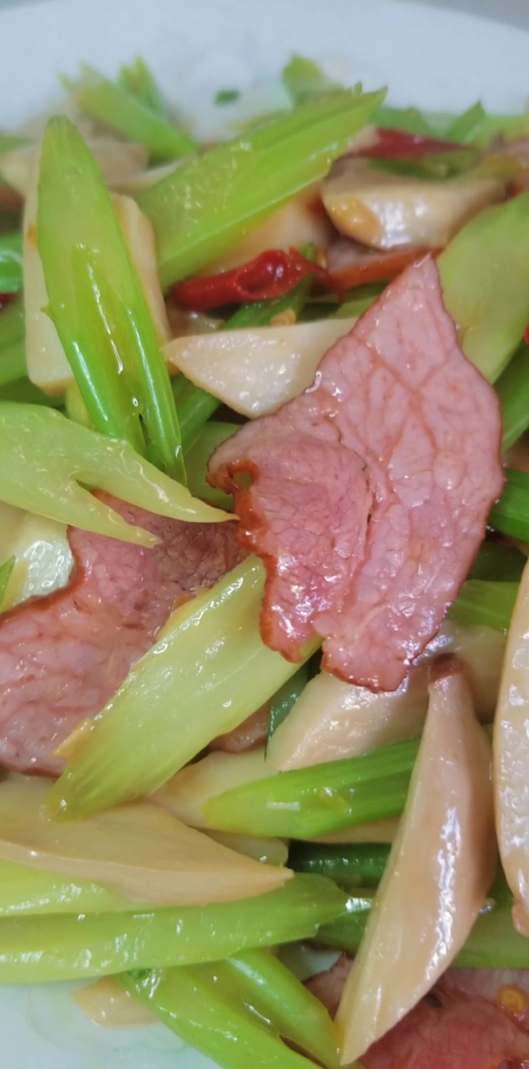 #爱美食爱生活#瘦腊肉可以这样做,西芹杏鲍菇炒腊肉,清香爽口,下饭下酒