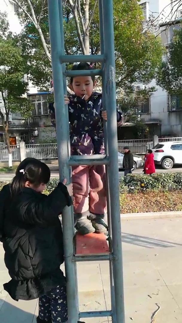 这个叼着棒棒糖的漂亮女孩是最调皮的