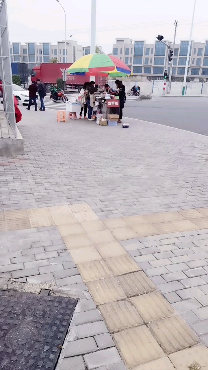 每天上班经过的这个路口只有这家早龙早餐摊还能吃,其他的早点真的不好吃,郁闷