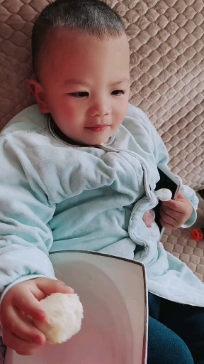 手里呀,捧着窝窝头,妈妈我要吃肉肉