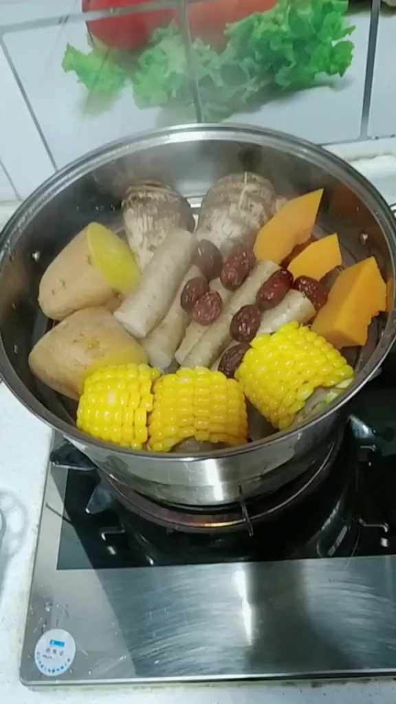这是我家小孕妇的晚餐,一锅大丰收,一盘鱼肉馅饺子 