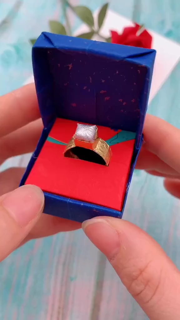 #手工折纸#用巧克力皮也能做手工,这个还挺好玩的