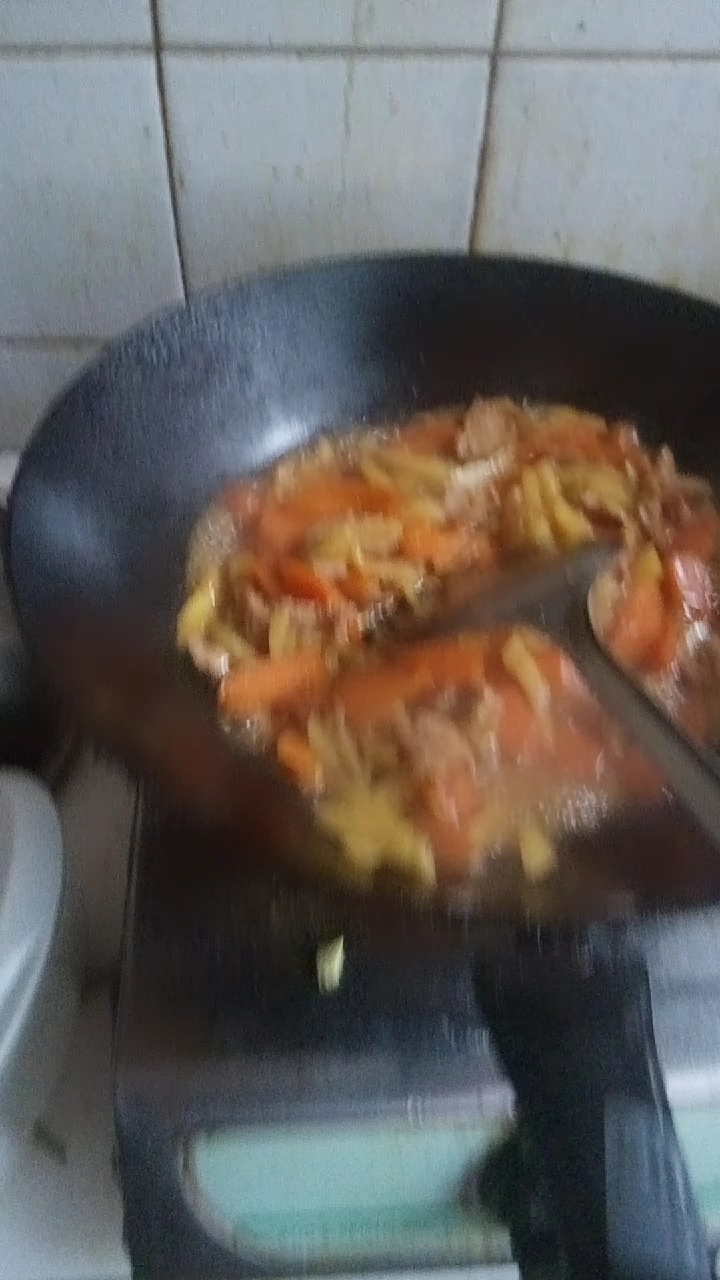 儿童营养餐胡萝卜,云南小瓜炒肉片。美味又可口。小孩吃容易消化哦。
