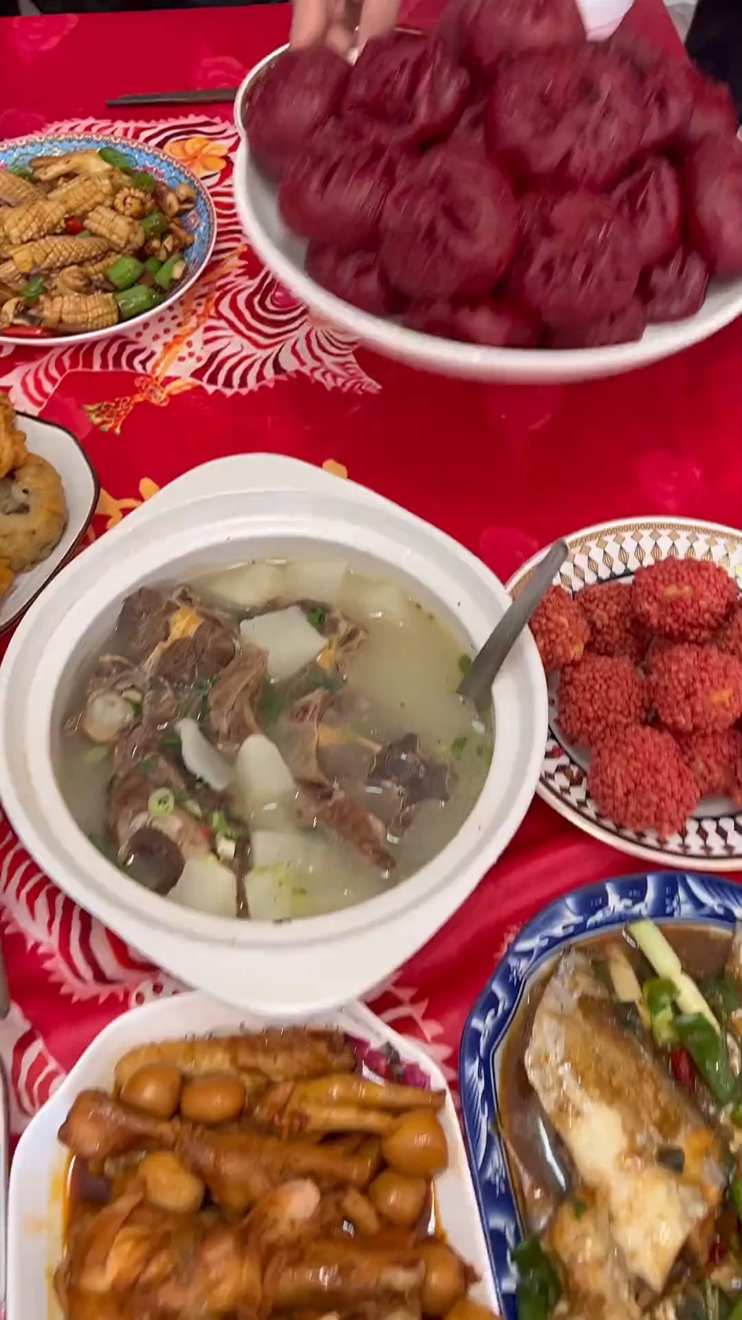 红色辣椒肉馅的大包子,红烧排骨,萝卜炖羊蝎子,卤鸡腿鸡翅,爷爷家的饭菜太香了!