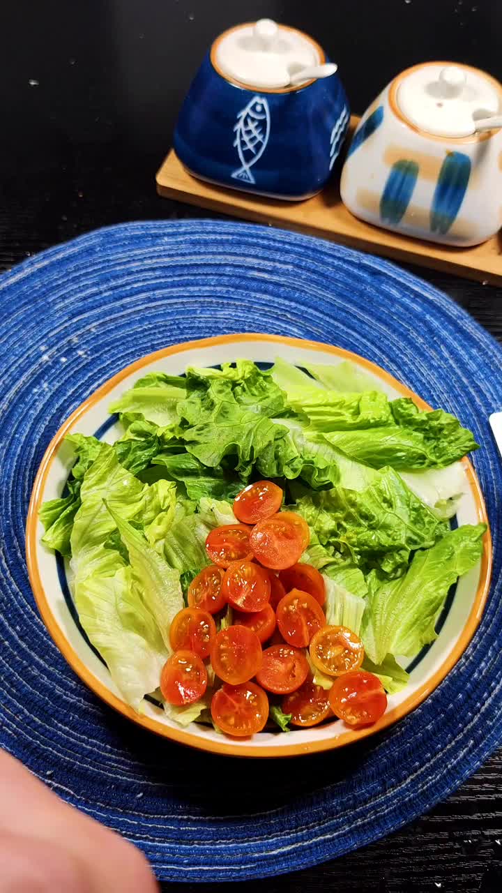 来试试这款油醋汁吧!简简单单的蔬菜拼盘