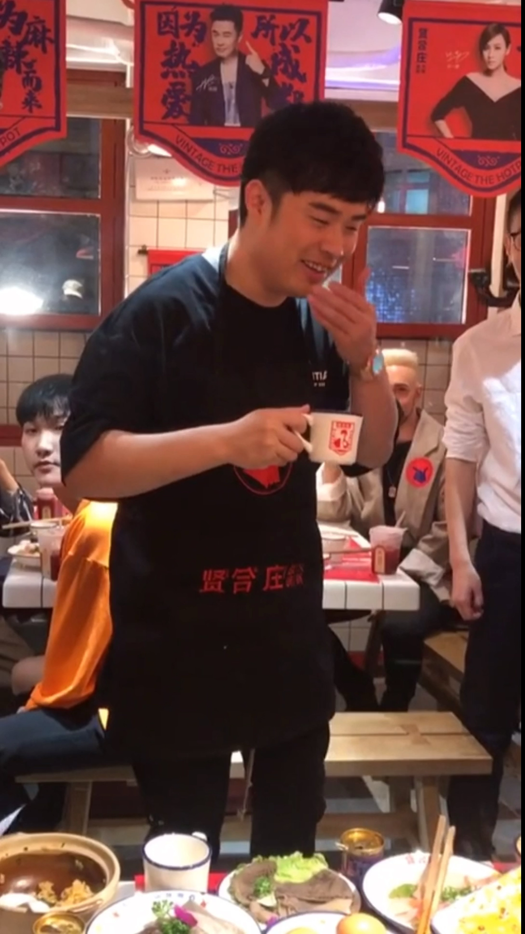 陈赫火锅店当服务员