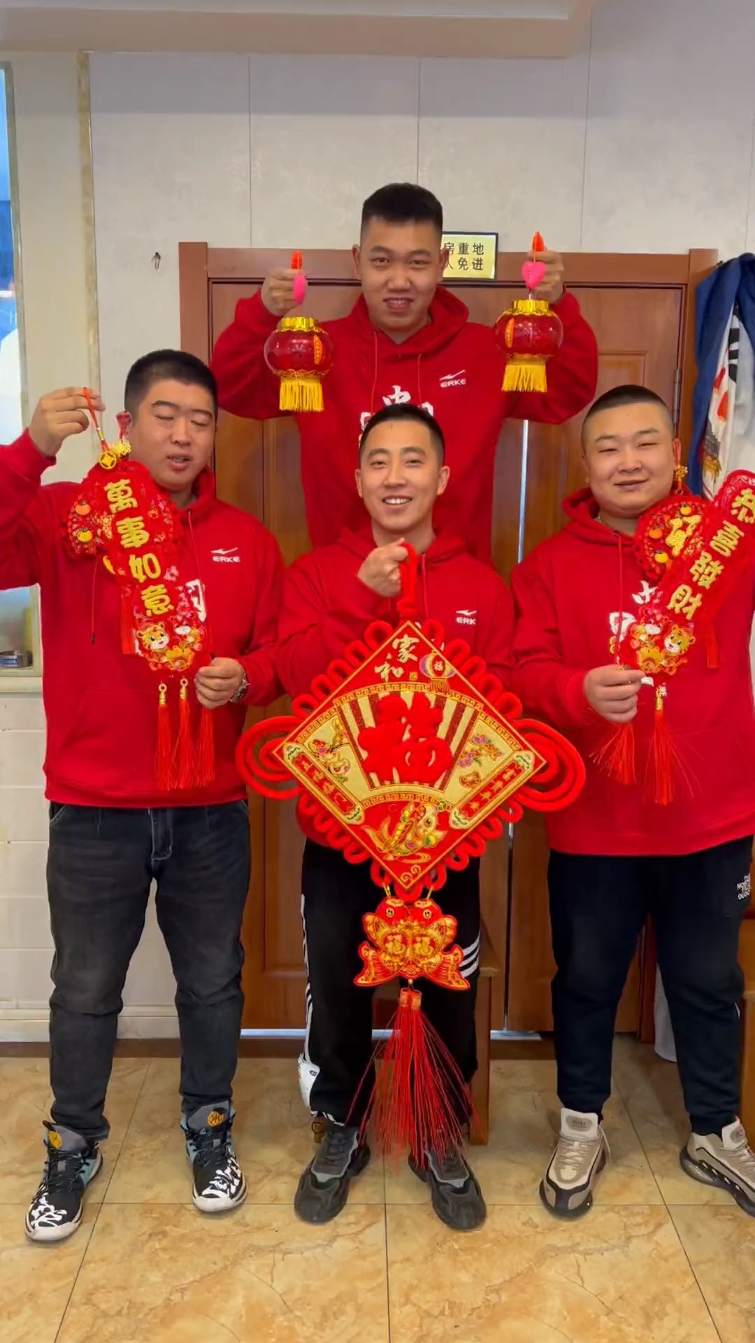 #年夜饭吃点啥#今天更新年夜饭第一道家常炖鲤鱼，祝大家年年有鱼家富裕，岁岁平安人健康