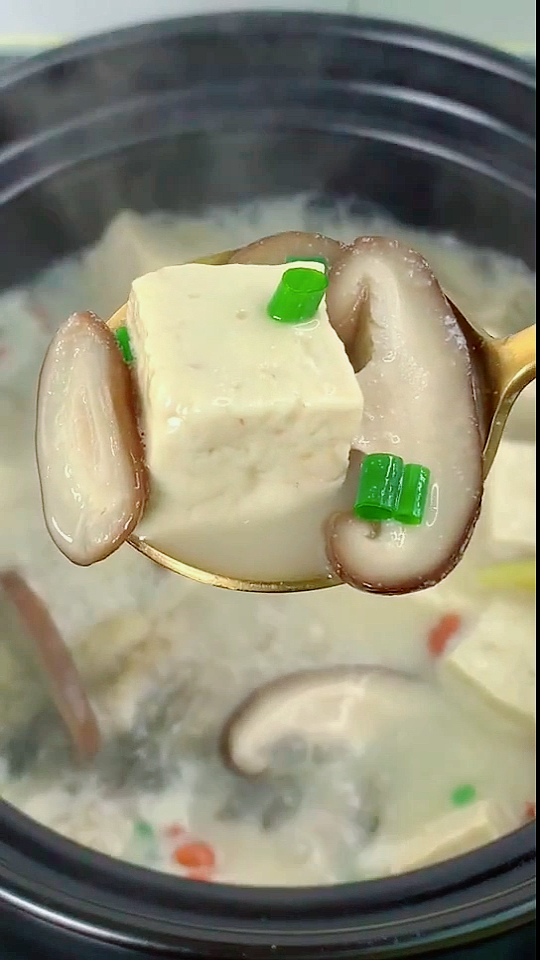 #爱美食爱生活#鲤鱼汤最营养的做法,汤和牛奶一样白,美味不醒,做法简单
