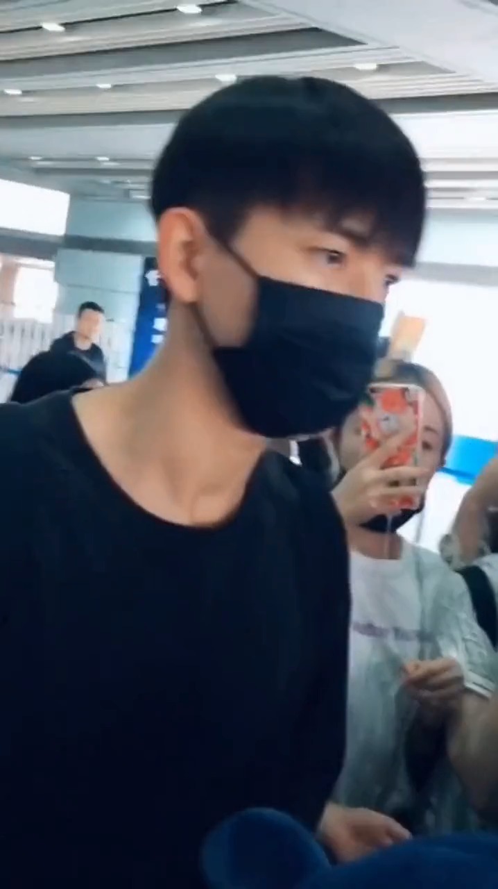 #娱乐#机场偶遇李现小哥哥,手里的东西亮了,和杨紫同款哟!