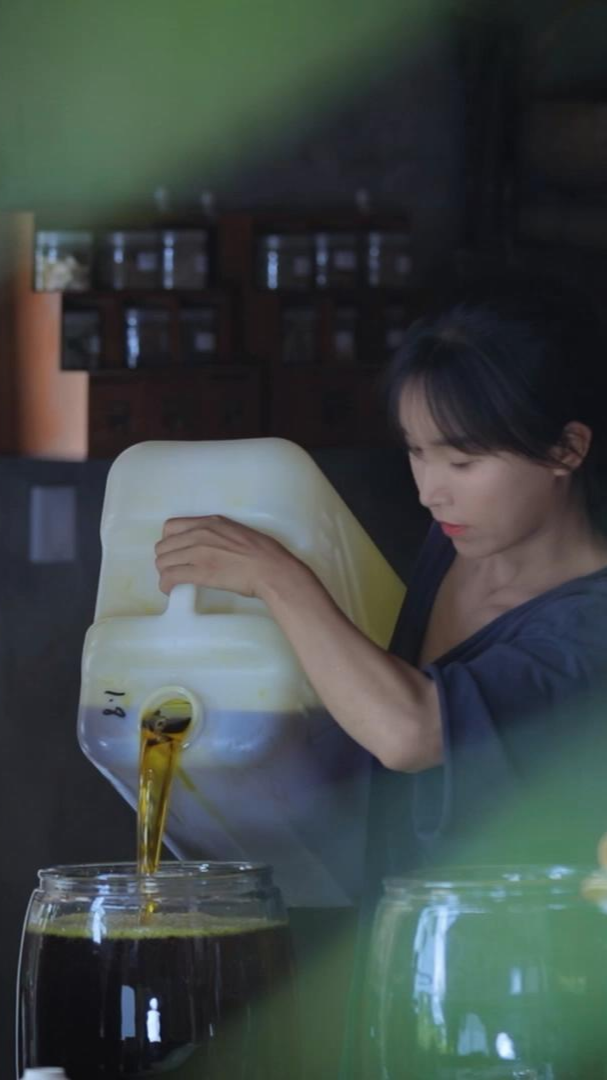 最是难忘菜籽香,新榨的菜籽油做啥都好吃呀——榨油