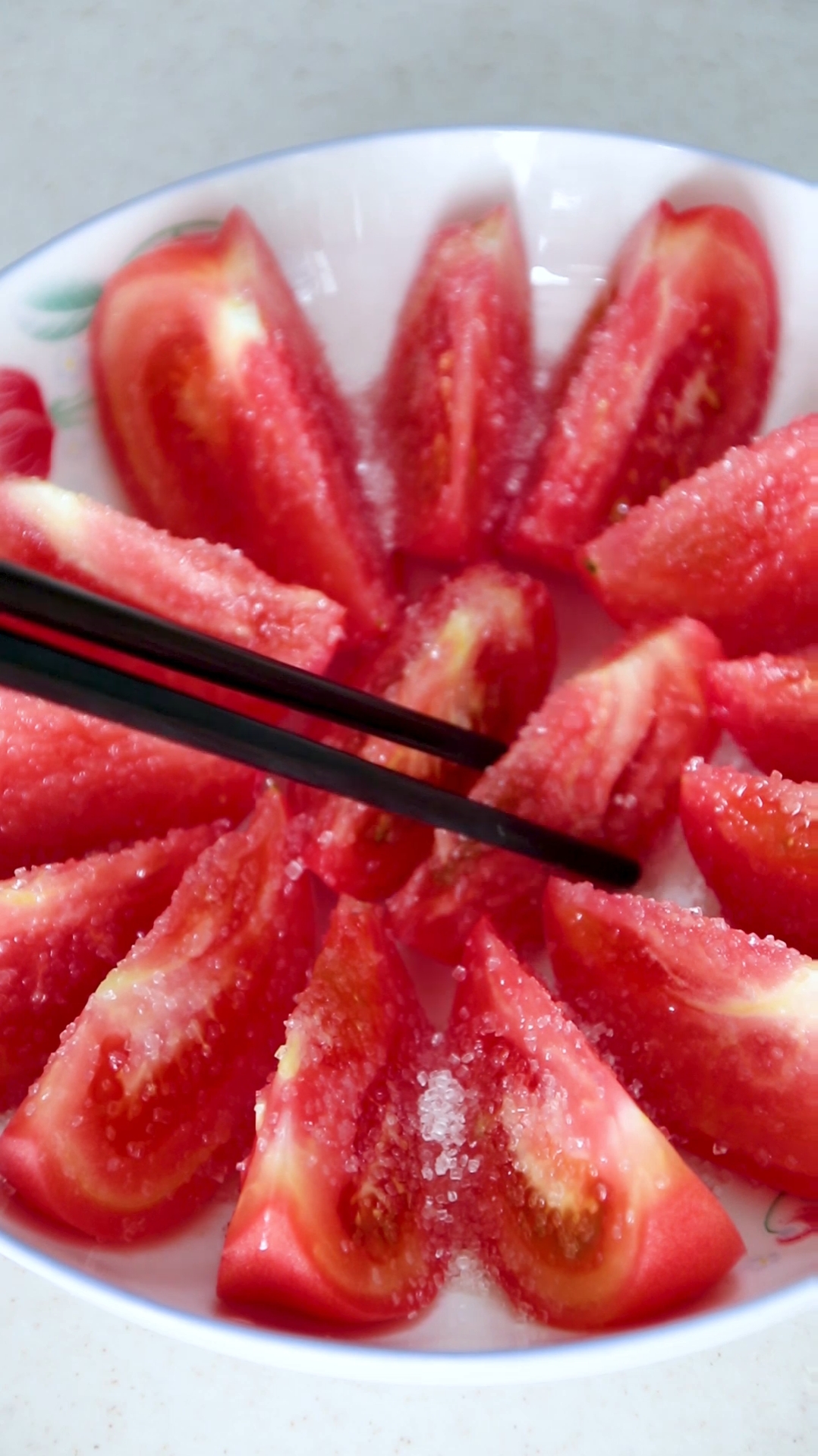 #我要上热门#超简单的白糖拌番茄,小时候最爱吃了,连汤汁都喝完了