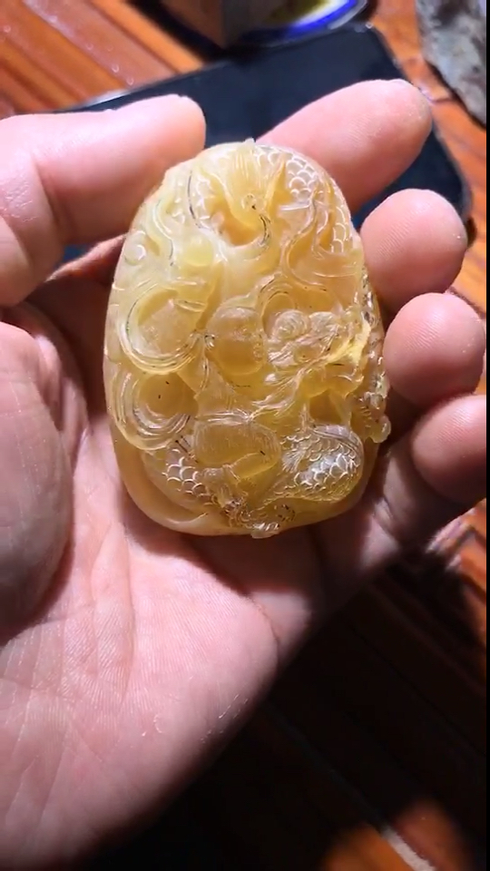 #好物推荐#骄子乘龙～用俄罗斯蜜蜡雕刻而成,寓意贵子吉祥万事大吉,飞黄腾达。
