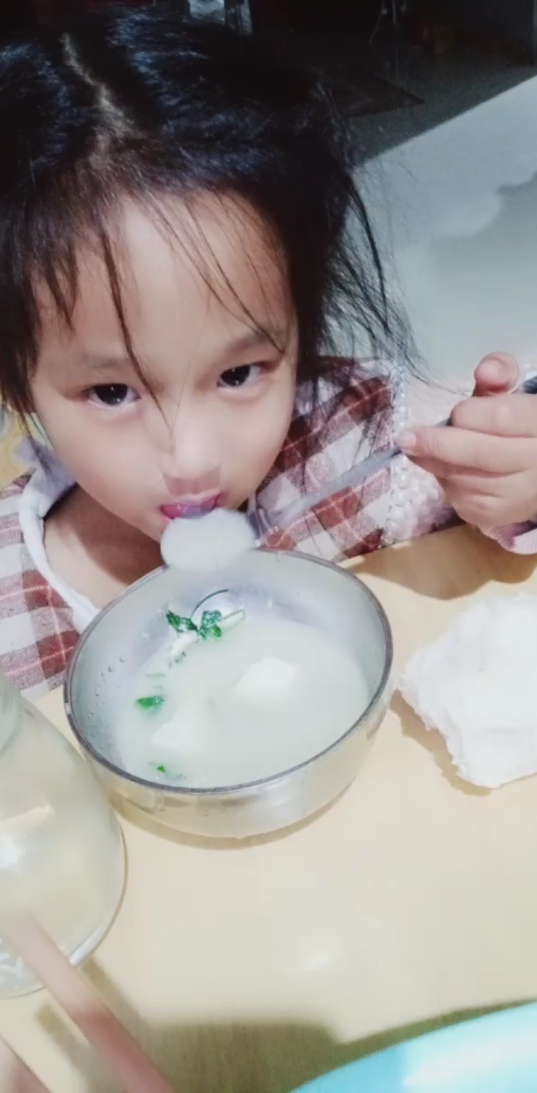 弄了几个小时买的野生的小鱼。熬的汤好白呀!宝贝说喜欢吃鱼汤,本来我想红烧的。