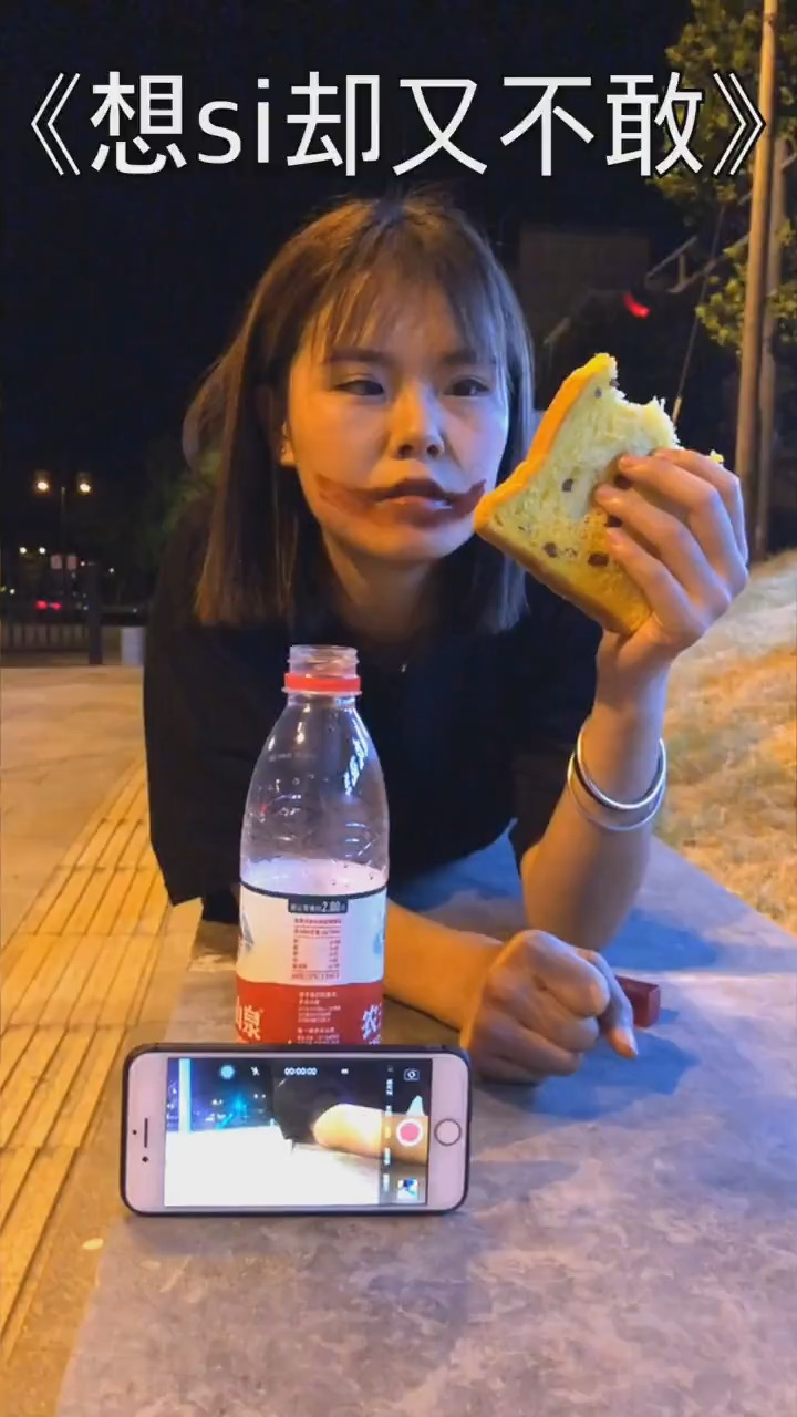 样被这歌着迷了#把孤独当做晚餐却难以下咽
