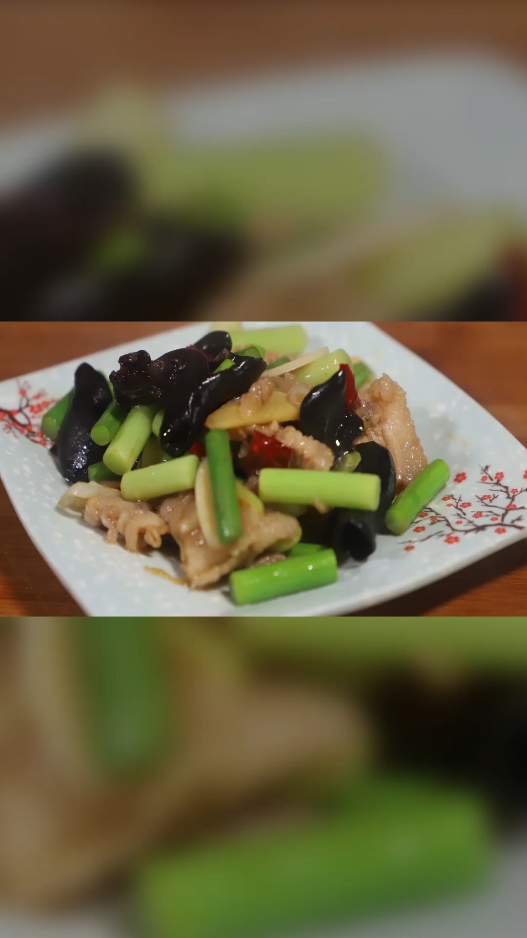 蒜苔木耳炒肉的做法