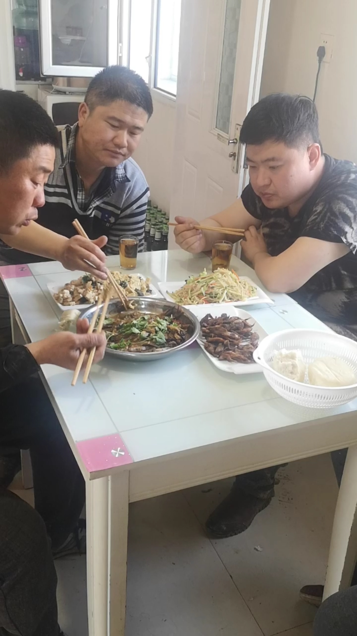 #万物皆可云# 春天里结冰的黑龙江捕鱼,农村家常炖鱼、炸鱼,吃着真是香喷喷啊