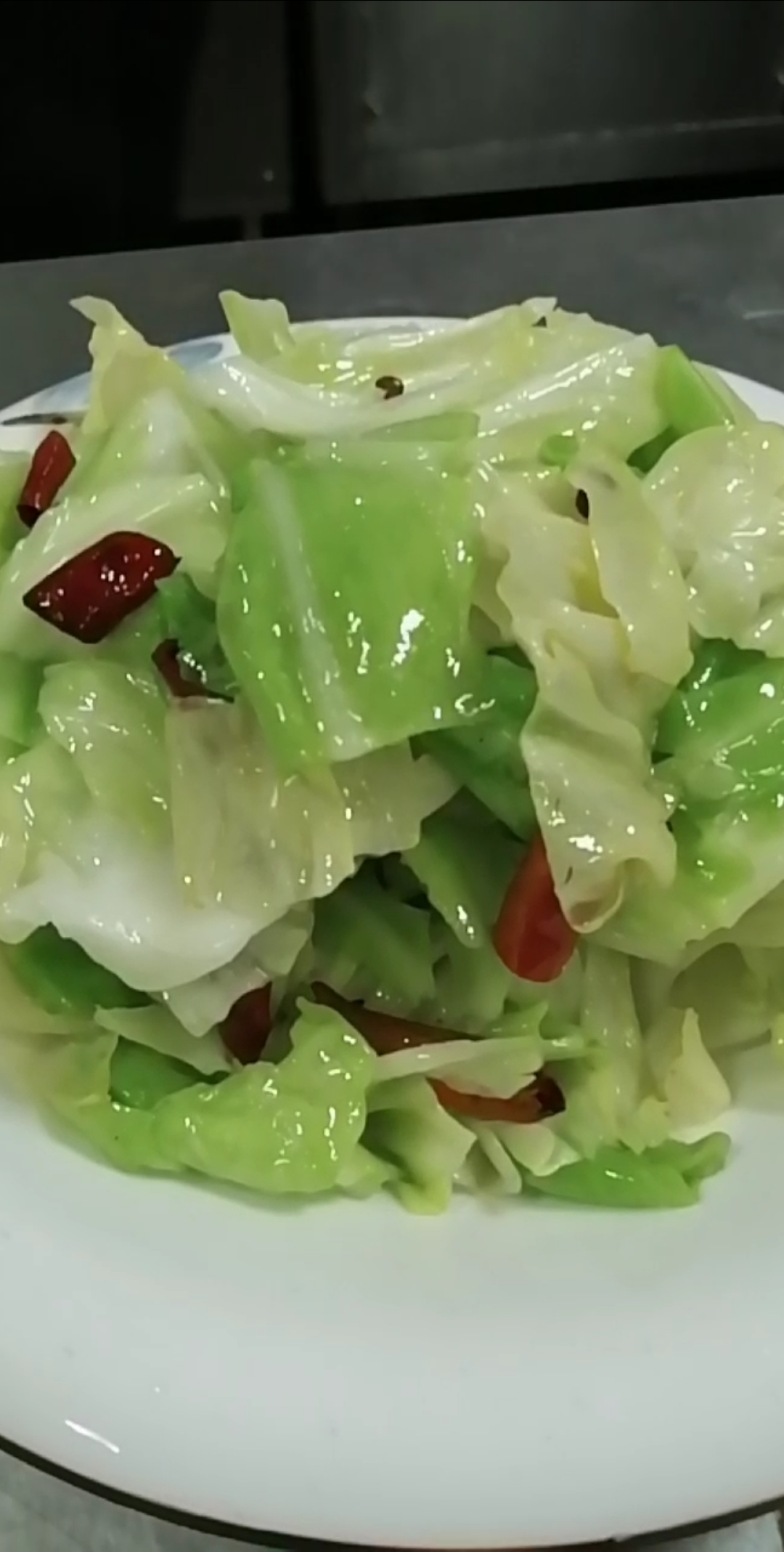 #分享美食#分享一道在家自己也可以做的美食。麻油炝炒包心菜。
