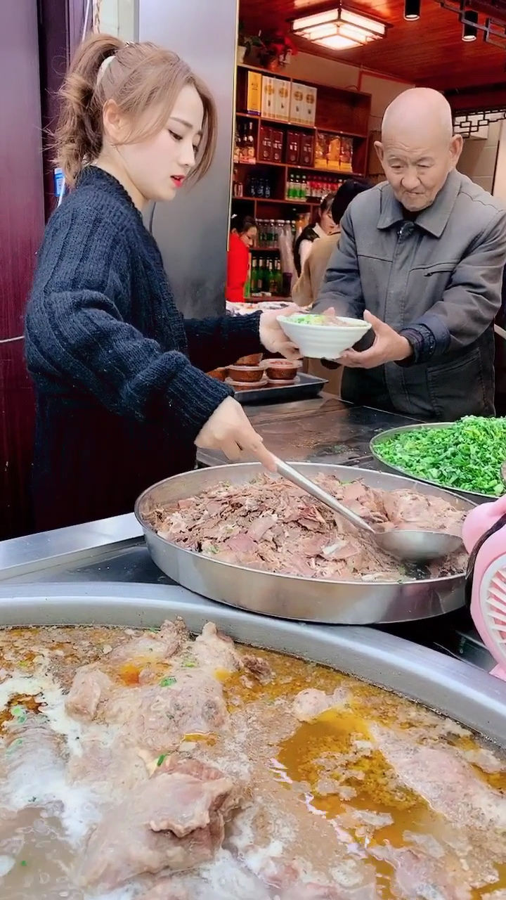 这一勺肉,大爷懵圈了