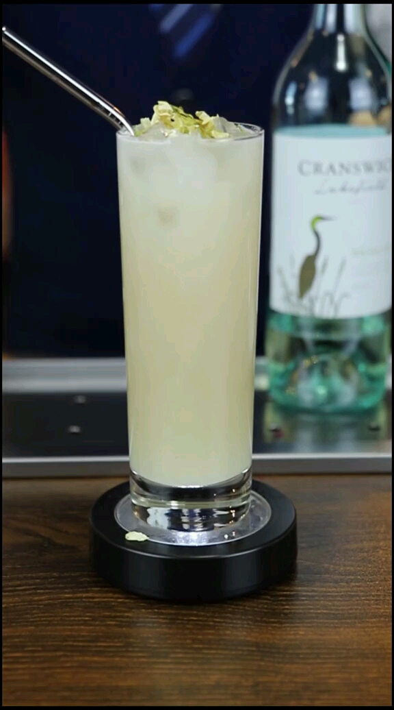 家庭版微醺鸡尾酒(二):香槟,雪碧,冰红茶,养乐多。