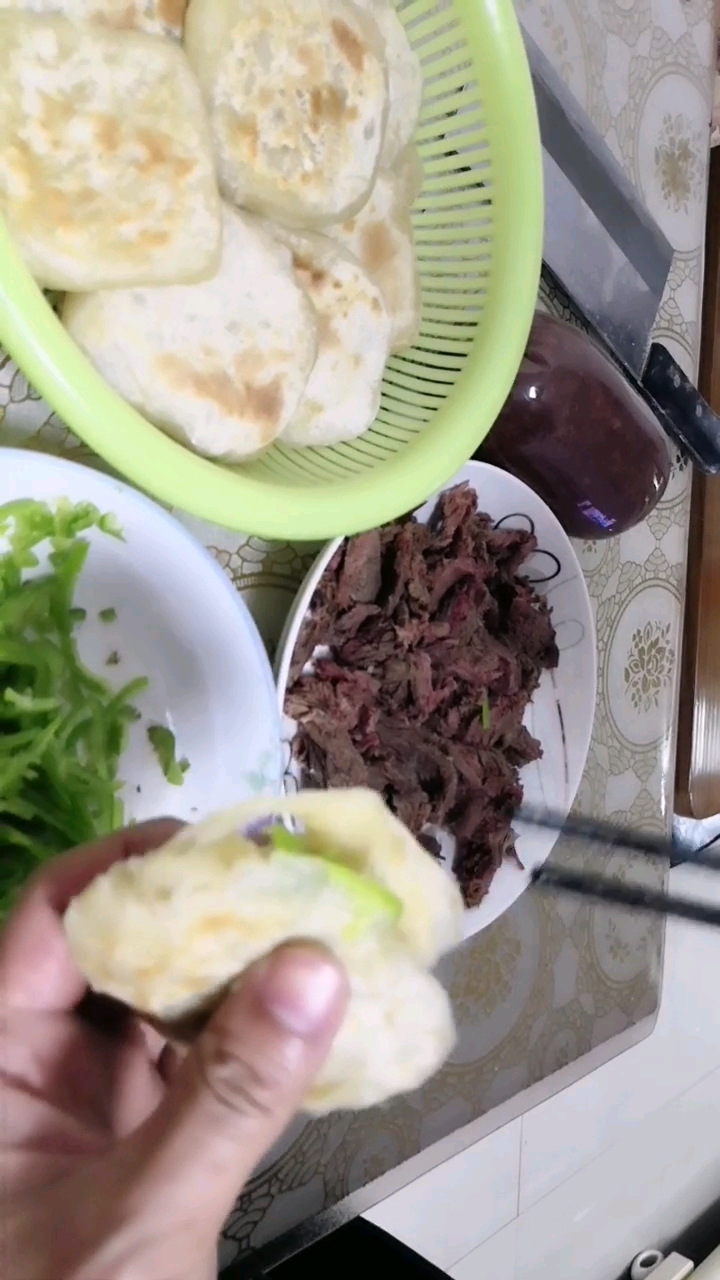 自己做烧饼夹驴肉