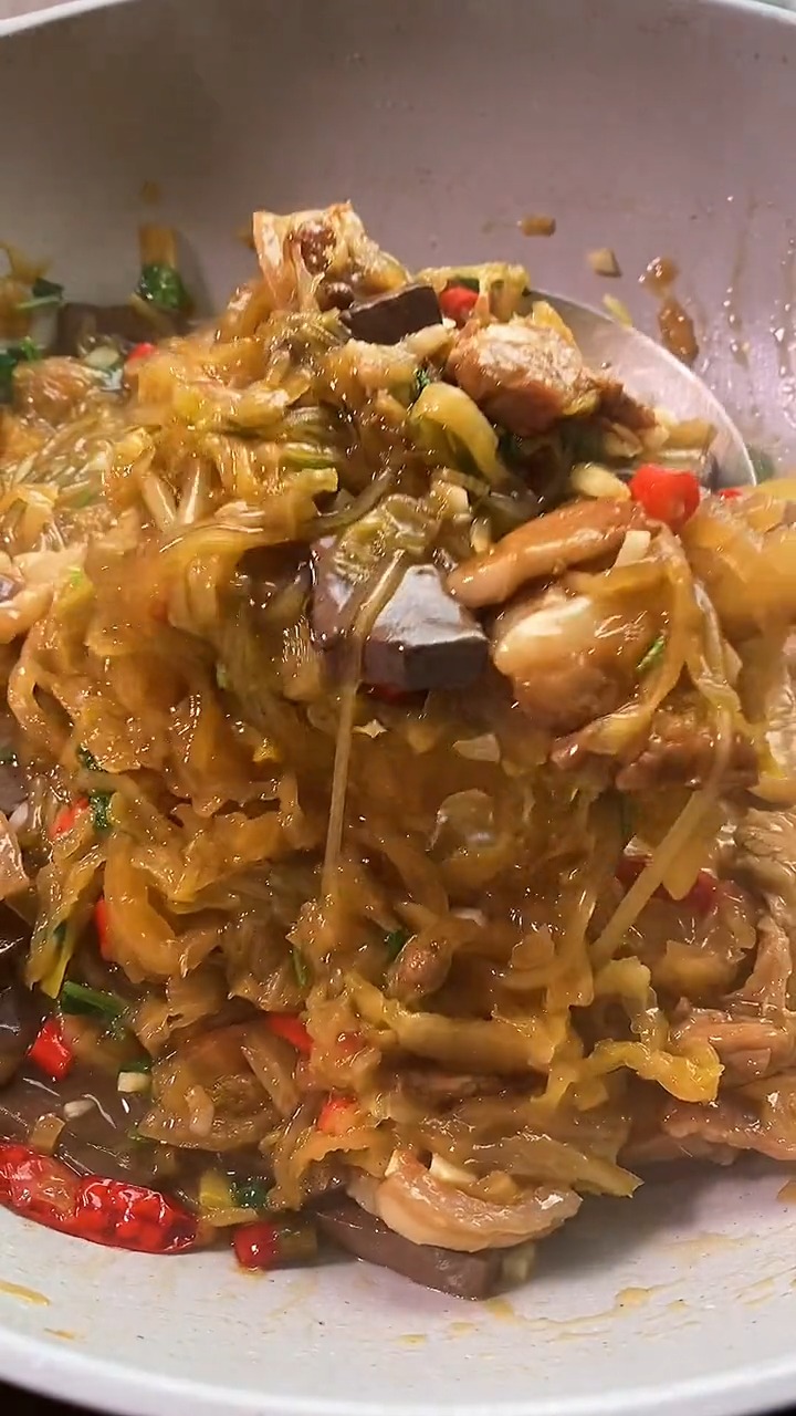 #美食#你一定要试试东北的酸菜炖粉条,做法一看就会,而且味道还不一般。