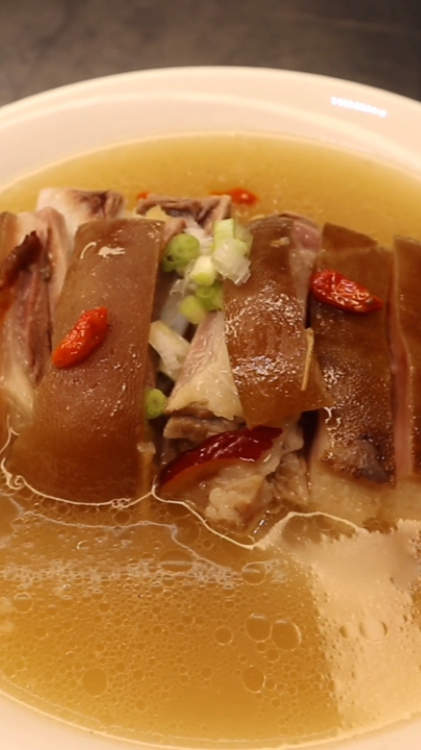 #美食#分享一道秋冬滋补“广式羊肉汤”，加入这两样，煲出的汤鲜美清甜