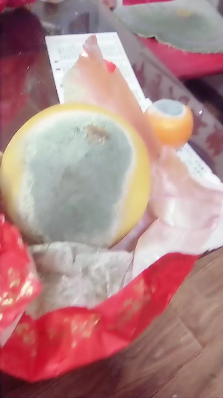 看看这新买的柚子就烂成这样了,商家都是糊弄人的呀!