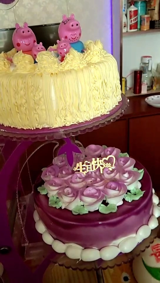 朋友家小孩过生日的蛋糕漂亮吧!