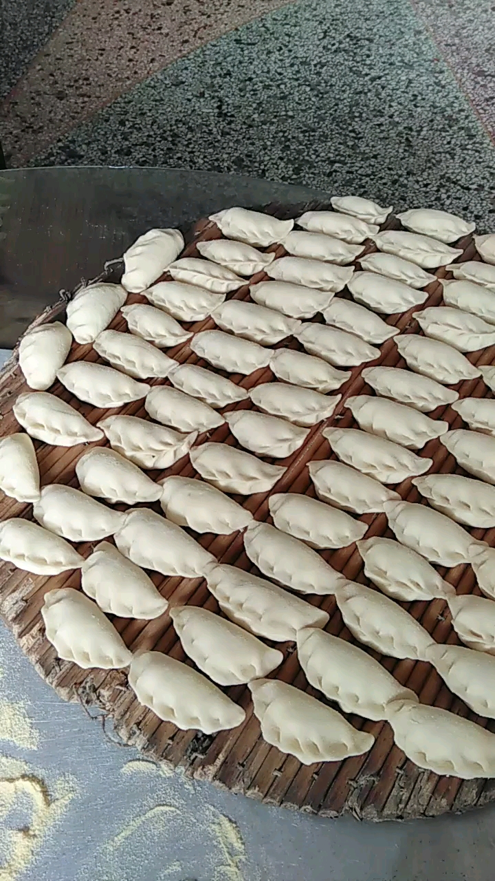 春节包饺子 