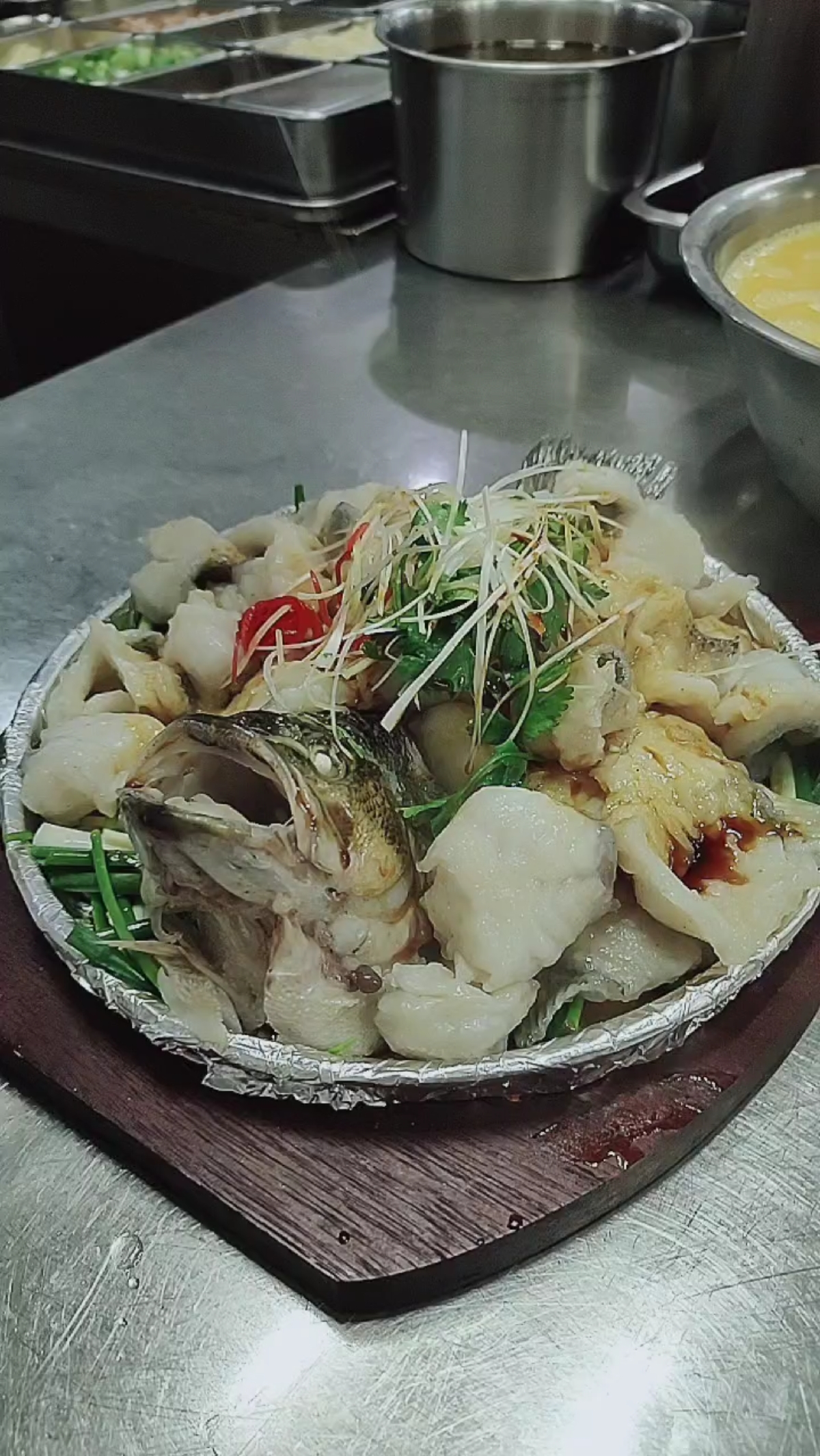 铁板香葱鲈鱼,关键是最后一勺油不能太热。