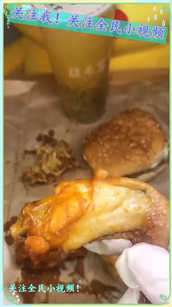 一到晚上就想吃点,炸鸡奶茶配汉堡,这生活真是太幸福了