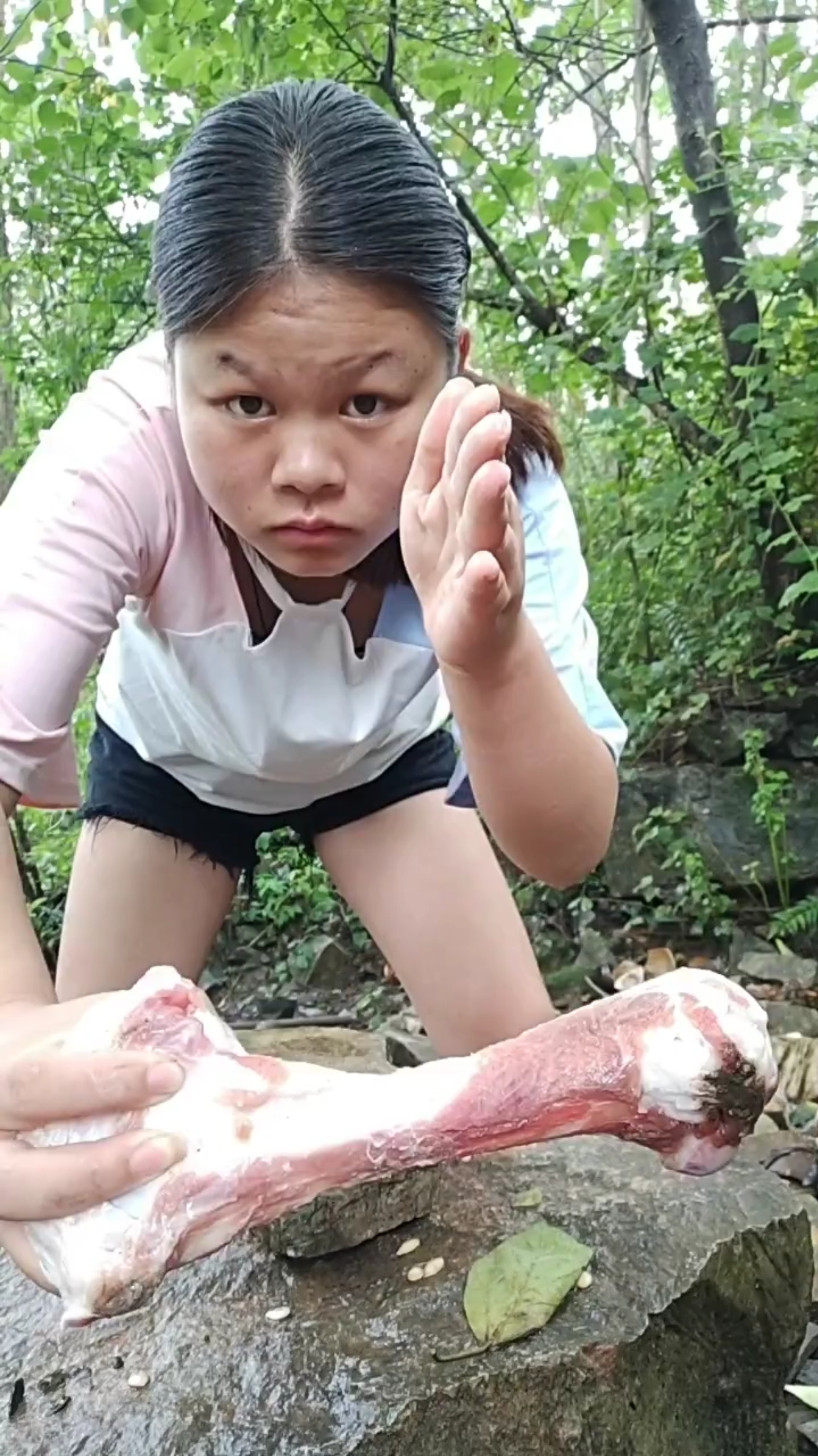 徒手劈断猪骨头