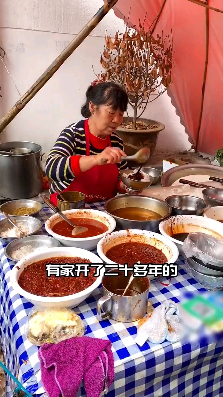 西安的这位凉皮皇后阿姨是多少同学们青春的回忆呀～