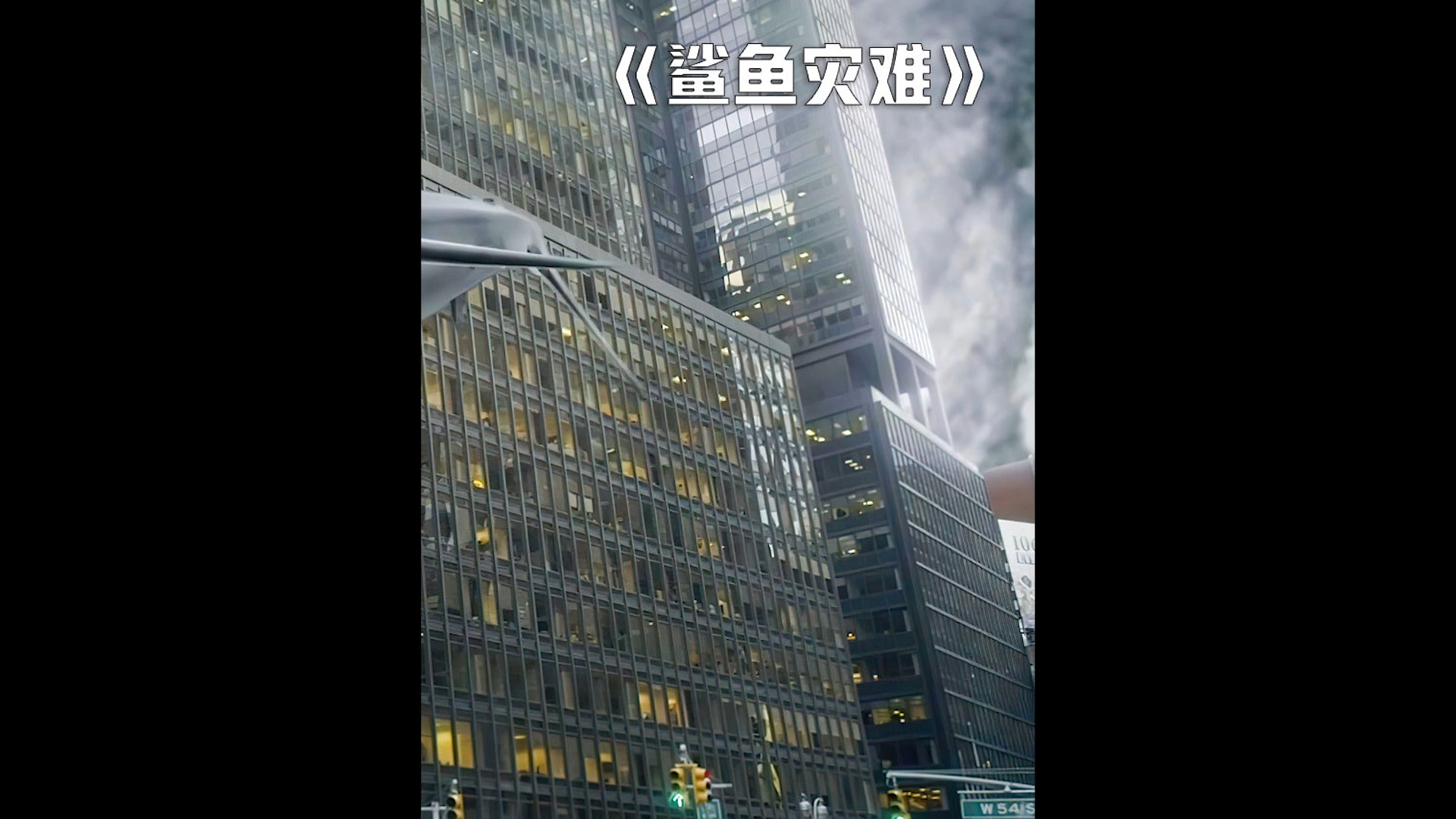 #好看电影#男人被上万只鲨鱼包围,无奈只能用电锯拼命