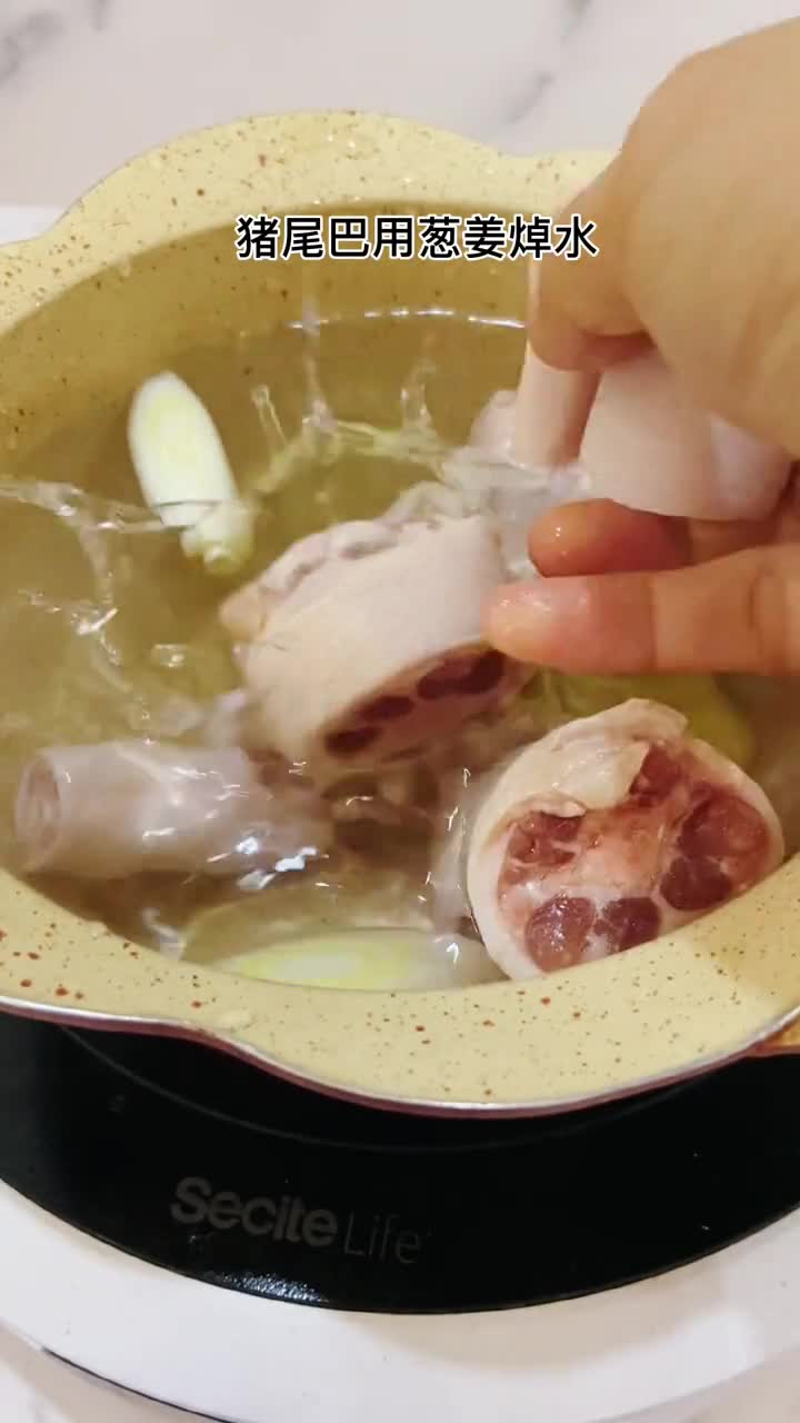 入冬吃猪尾巴炖黑豆,帮助孩子骨骼发育,有利于孩子生长,男人喝了强肾壮腰,女人喝了补气血