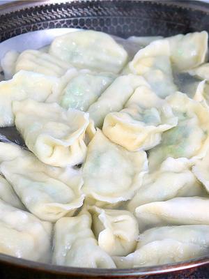 夏天多吃这馅饺子,2块钱一锅,清热去火,鲜嫩营养,比肉馅好吃