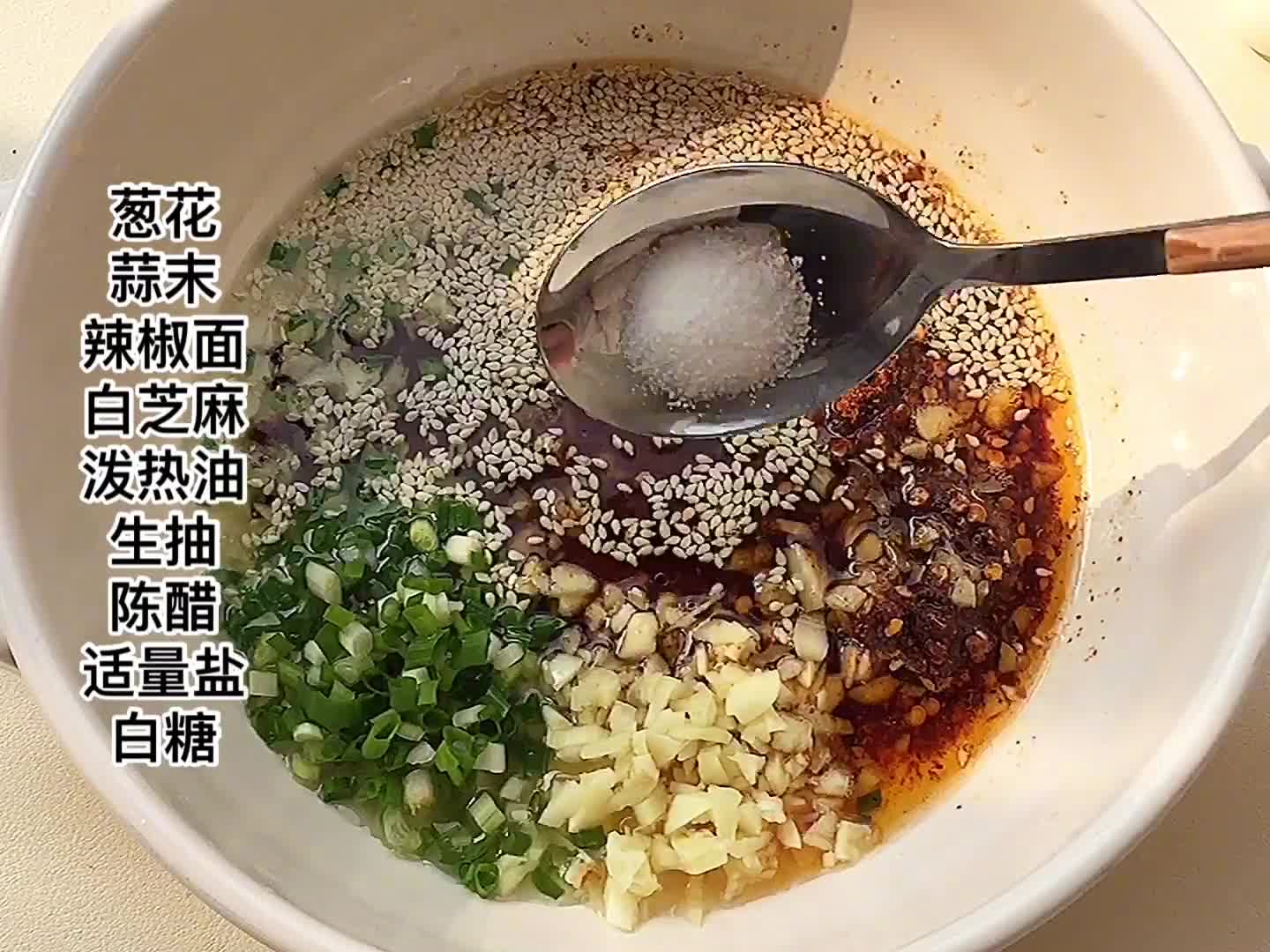 泡面不要再泡着吃啦,做成酸汤泡面怎么吃都不够