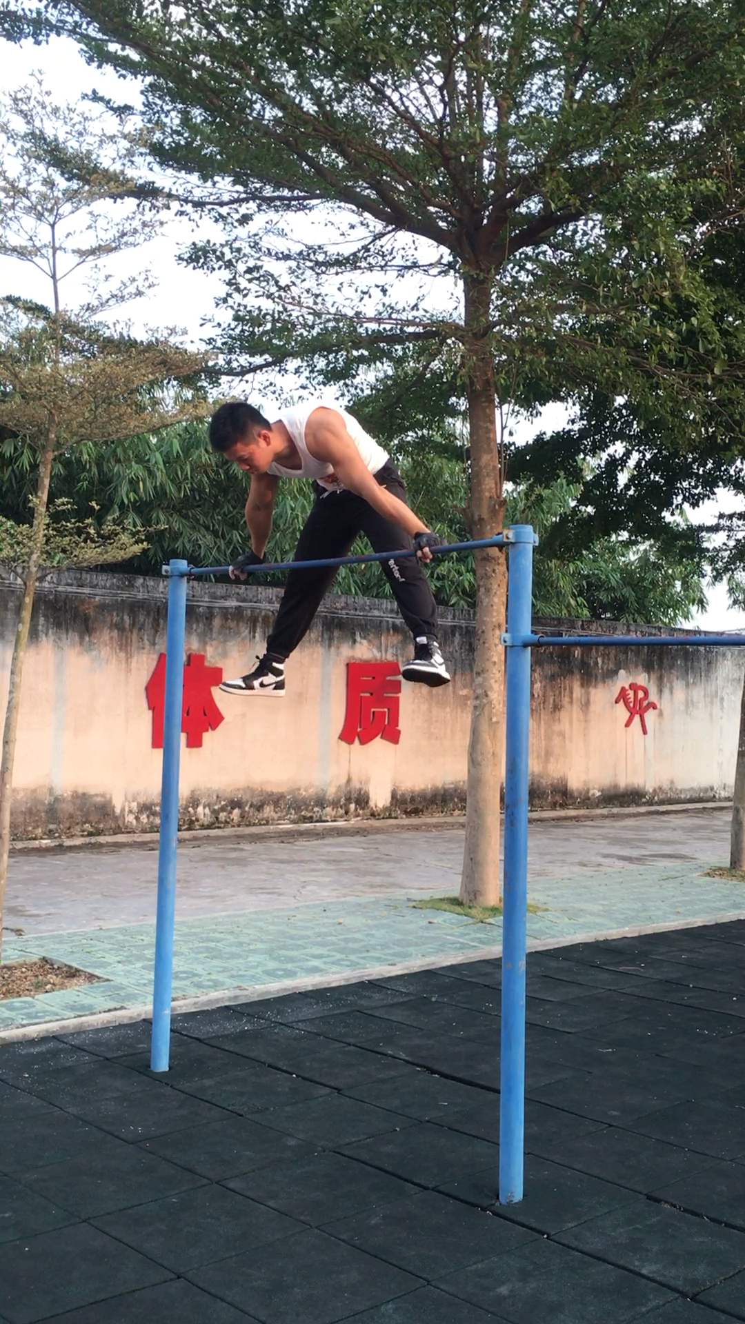 这手臂肌肉好大