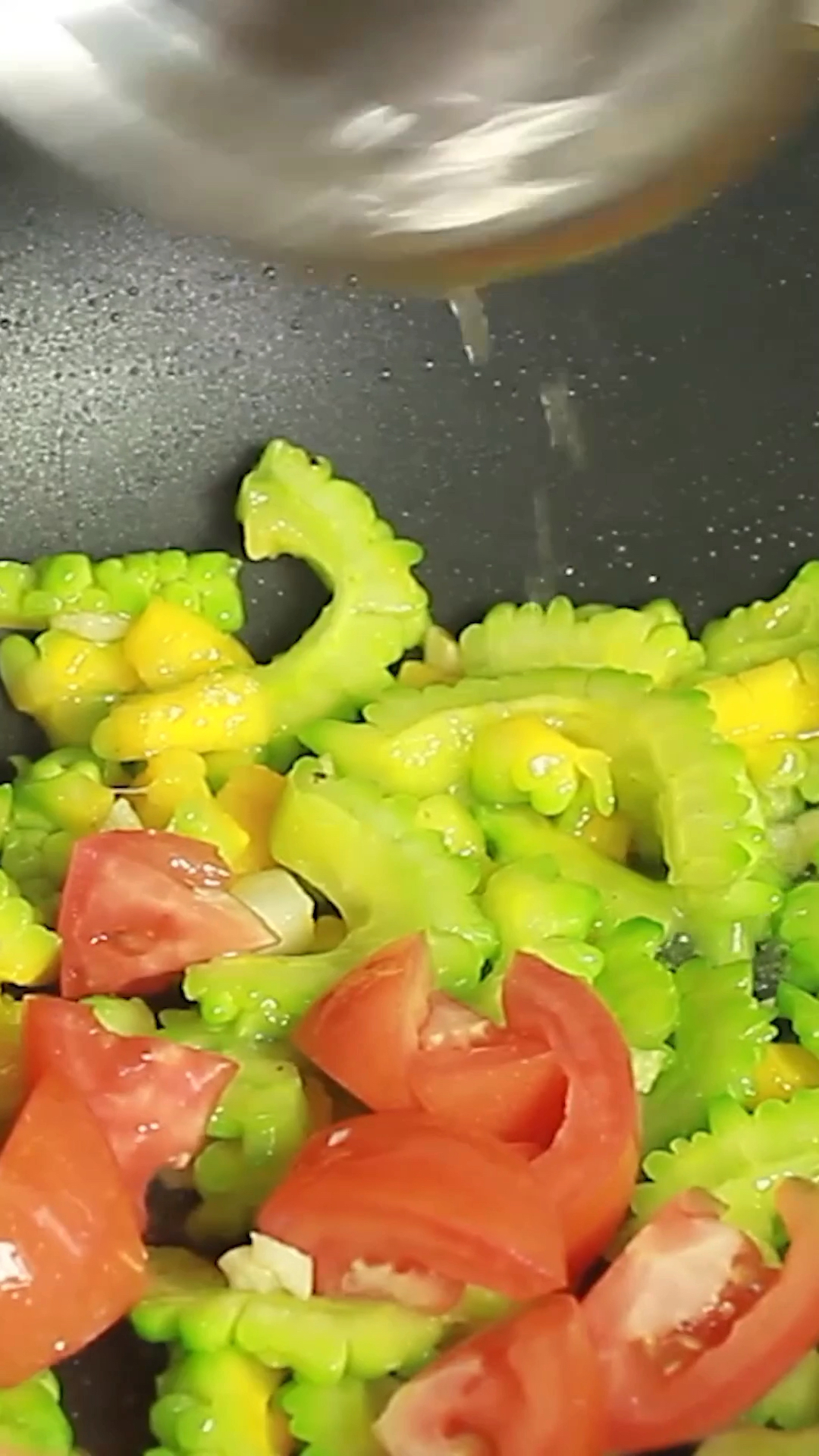 【西红柿炒苦瓜】苦瓜不苦的小窍门,搭配特重要,不但能去火,还有减肥的功效。