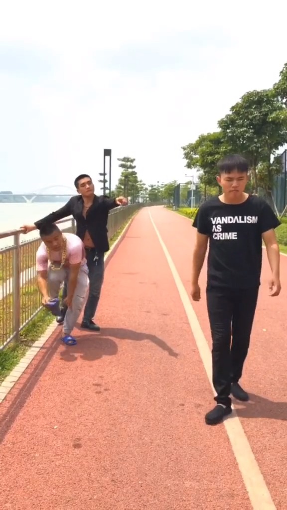 #搞笑段子#现在吃得起猪肉的都是土豪,你们有啥跟我好比的