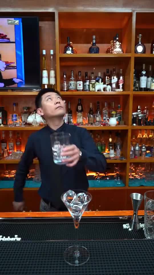 曼哈顿香味浓烈,口感甜蜜微酸,传世经典之作,堪称鸡尾酒“皇后”。美食趣胃决策