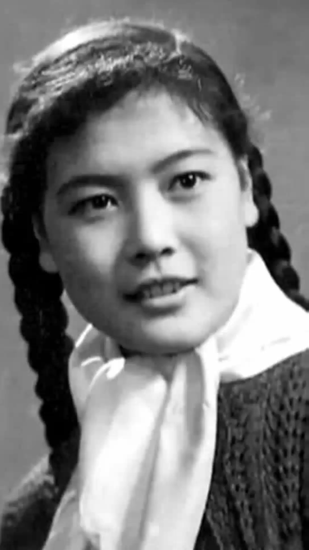 她是《苦菜花》中的娟子,渴盼真爱却为爱所伤,53岁不幸过早离世