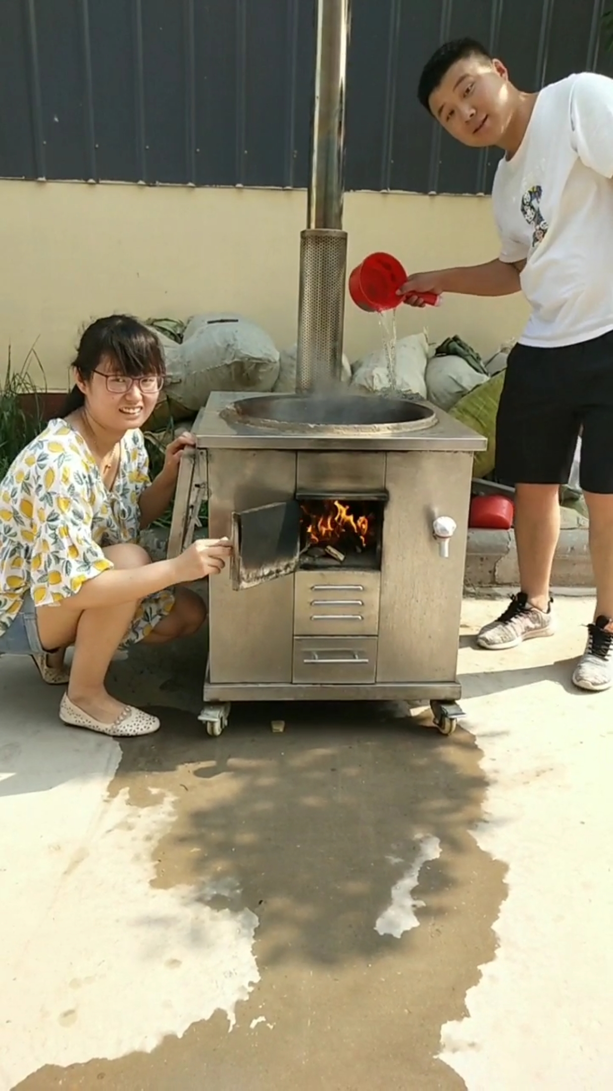 不锈钢移动铁锅灶台蒸包子煮肉炖菜都可以,干净卫生,方便移动。