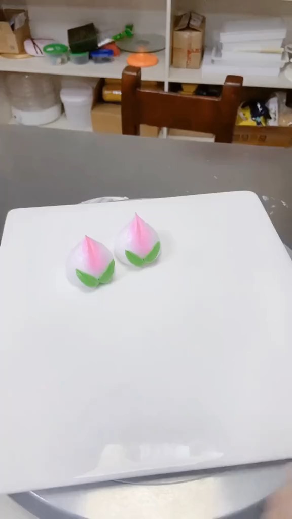 寿桃,过寿蛋糕用的上,动植奶油都可以做,但是要注意奶油的软硬度哦