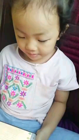 小美女认真读英语