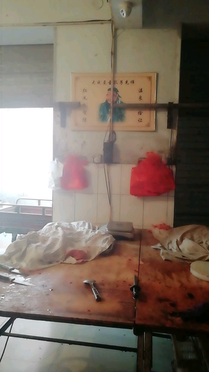 卖猪肉的供孔子头像,啥意思??