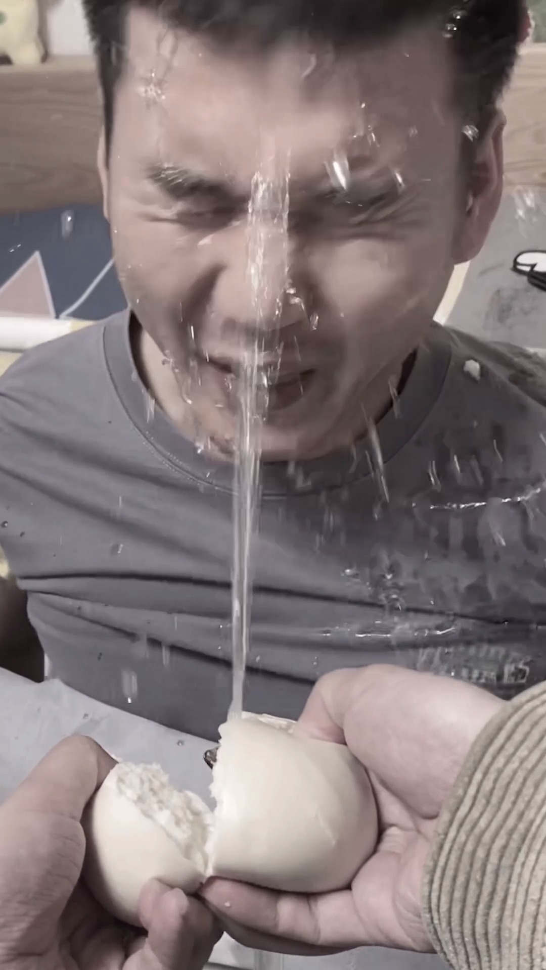 #我搞笑你开心#给姐夫买的灌汤包好像不喜欢？？